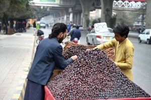 Vendors arranging and displaying dates at Murree Road to attract the customers