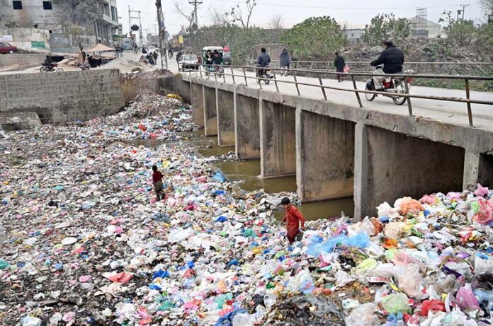 A view of Korang Nullah near Kuri Road filled with garbage creating environmental problems for residents and needs the attention of concerned authorities