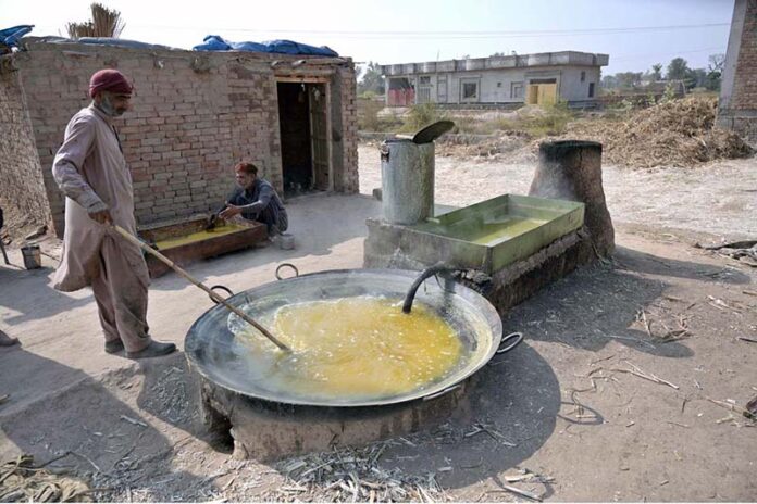 Workers busy in making traditional sweet ‘gurr’ at Khushab Road