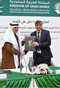 Chairman CDA, Ch. Muhammad Ali Randhawa, and H.E. Nawaf Bin Said Al-Maliki cut the ribbon at the inauguration ceremony to unviel the mural painting of Pakistani culture at the Royal Embassy of the Kingdom of Saudi Arabia.
