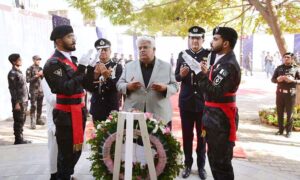 Chairman Federal Board of Revenue Rashid Mahmood Langrial offers Fateha at the monument of martyrs in the ceremony held to mark International Customs Day at the Customs House Karachi