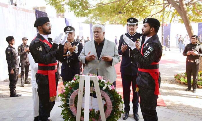 Chairman Federal Board of Revenue Rashid Mahmood Langrial offers Fateha at the monument of martyrs in the ceremony held to mark International Customs Day at the Customs House Karachi