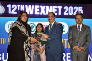 Federal Secretary of Commerce, Jawad Paul Khawaja, gives souvenirs to participants of the seminar at the 12th WEXNET Exhibition 2025 at Expo Centre Johar Town, organized by the Trade Development Authority of Pakistan