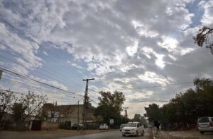 The mesmerizing view of drizzle under the cloudy sky creates a serene atmosphere in the city.