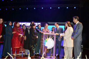 Federal Secretary of Commerce, Jawad Paul Khawaja, gives souvenirs to participants of the seminar at the 12th WEXNET Exhibition 2025 at Expo Centre Johar Town, organized by the Trade Development Authority of Pakistan
