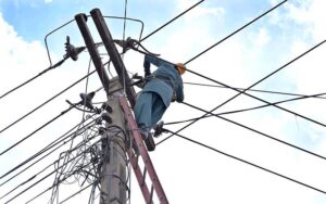 A FESCO electrician repairs an electric pole to ensure smooth electricity distribution and avoid fluctuations in the area on Khushab Road.