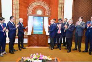 Prime Minister Muhammad Shehbaz Sharif, Zakir Mehmood, Chairman Agha Khan University's Board of Trustees along with Deputy Prime Minister, Governor Sindh, Chief Minister Sindh and other dignitaries unveils a plaque to mark the launch of Manual of Clinical Practice Guidelines