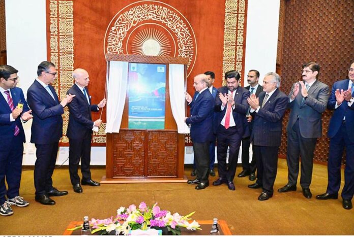 Prime Minister Muhammad Shehbaz Sharif, Zakir Mehmood, Chairman Agha Khan University's Board of Trustees along with Deputy Prime Minister, Governor Sindh, Chief Minister Sindh and other dignitaries unveils a plaque to mark the launch of Manual of Clinical Practice Guidelines