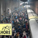 A large number of passengers gathered at the railway station in the provincial capital, creating a bustling and lively atmosphere