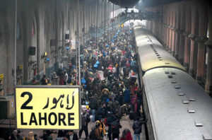 A large number of passengers gathered at the railway station in the provincial capital, creating a bustling and lively atmosphere