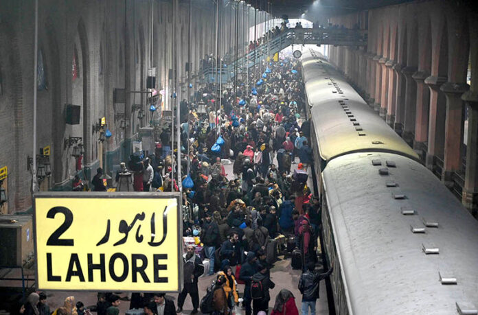 A large number of passengers gathered at the railway station in the provincial capital, creating a bustling and lively atmosphere