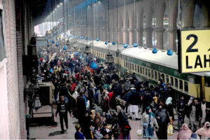 A large number of passengers gathered at the railway station in the provincial capital, creating a bustling and lively atmosphere