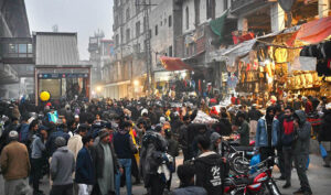 A large number of people on Nicholson Road near the Orange Line Train Station to buy warm clothes as temperatures drop in the City