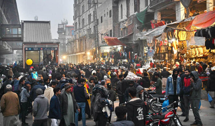 A large number of people on Nicholson Road near the Orange Line Train Station to buy warm clothes as temperatures drop in the City