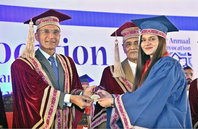 Special guest, Vice Chancellor IBA University Sukkur Asif Ahmed Sheikh is distributing gold medals and certificates to Successful Graduate Student during 19th convocation of Shaheed Zulfiqar Ali Bhutto Institute of Science and Technology at SZABIST Larkana Campus