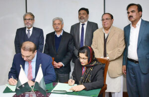 Federal Minister for National Food Security & Research Rana Tanveer Hussain witnessing an agreement between International Centre for Chemical and Biological Sciences and Ministry of National Food Security & Research at (ICCBS)