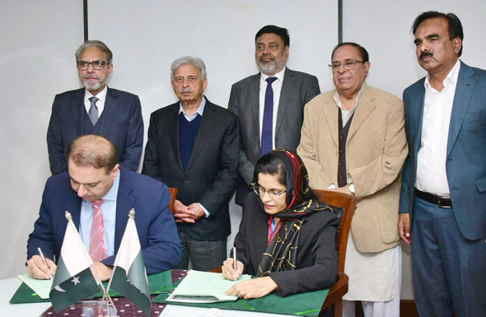 Federal Minister for National Food Security & Research Rana Tanveer Hussain witnessing an agreement between International Centre for Chemical and Biological Sciences and Ministry of National Food Security & Research at (ICCBS)