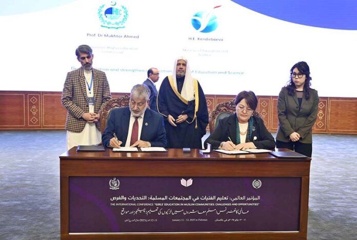 Secretary General of the Muslim World League, Sheikh Dr. Mohammed bin Abdulkarim al-Issa, witnesses Signing of International Partnership Agreements between Chairman HEC, Dr. Mukhtar Ahmed with Ms Dogdurkul Kendirbaeva, Minister of Education and Science Kyrgyzstan during Closing ceremony of the International Conference Girls Education at Jinnah convention Centre