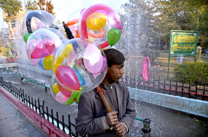 A young vendor selling balloons at Jinnah Bagh
