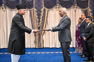 A photo of H.E. Vice Admiral (R) Faisal Rasul Lodhi, High Commissioner of Pakistan to the Maldives with H.E. Dr. Mohamed Muizzu, President of the Republic of the Maldives after Presentation of Credentials today at the President Office, Male'