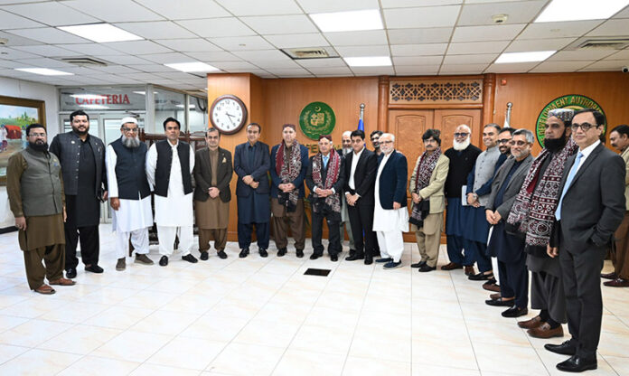 A group photo of Federal Minister for National Food Security & Research Mr. Rana Tanveer Hussain with representatives of the Rice Exporters Association of Pakistan (REAP) after a meeting at the TDAP office