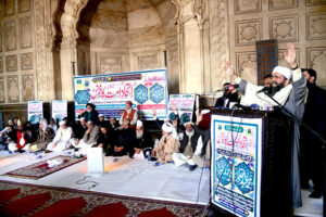 Chairman Ruet-e-Halal Committee Maulana Abdul Khabeer Azad addressing to Ittehad e Ummat conference at Badshahi Masjid