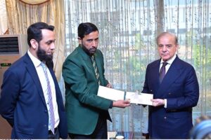 Prime Minister Muhammad Shehbaz Sharif presents a cheque of Rs 2.5 million to Muhammad Asif in recognition of his brilliant performance in winning the recent SAARC Snooker Championship