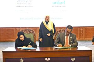 Secretary General of the Muslim World League, Sheikh Dr. Mohammed bin Abdulkarim al-Issa, witnesses Signing of International Partnership Agreements between General Manger of Strategic Partnership Dr. Shaima Allugmmani with representative UNICEF Pakistan Country Office Abdullah Fadil during Closing ceremony of the International Conference Girls Education at Jinnah convention Centre