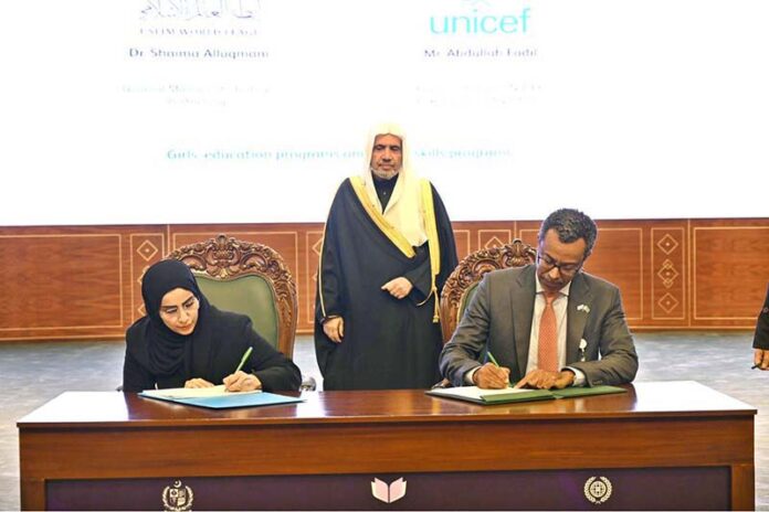 Secretary General of the Muslim World League, Sheikh Dr. Mohammed bin Abdulkarim al-Issa, witnesses Signing of International Partnership Agreements between General Manger of Strategic Partnership Dr. Shaima Allugmmani with representative UNICEF Pakistan Country Office Abdullah Fadil during Closing ceremony of the International Conference Girls Education at Jinnah convention Centre