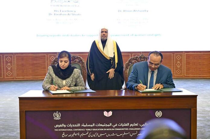 Secretary General of the Muslim World League, Sheikh Dr. Mohammed bin Abdulkarim al-Issa, witnesses Signing of International Partnership Agreements between Senior Advisor the Muslim World League Dr. Ibrahim Al-Shaibi with Executive Director Women’s development organization, Dr Afnan Alshuaiby during Closing ceremony of the International Conference Girls Education at Jinnah convention Centre
