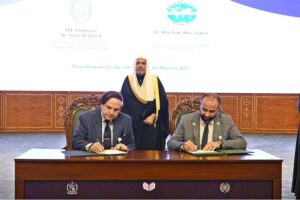 Secretary General of the Muslim World League, Sheikh Dr. Mohammed bin Abdulkarim al-Issa, witnesses Signing of International Partnership Agreements between Professor Dr. Sami Al-Sharif, Secretary General of the League of Islamic Universities with Dean of the College of Faculty of Islamic Call, Dr. Abu Bakr Abu Suwair during Closing ceremony of the International Conference Girls Education at Jinnah convention Centre