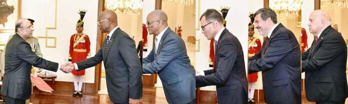 The Non-Resident envoys of Angola, Jamaica, Luxembourg, Uruguay & Malta presenting their diplomatic credentials to President Asif Ali Zardari during a ceremony held at Aiwan-e-Sadr