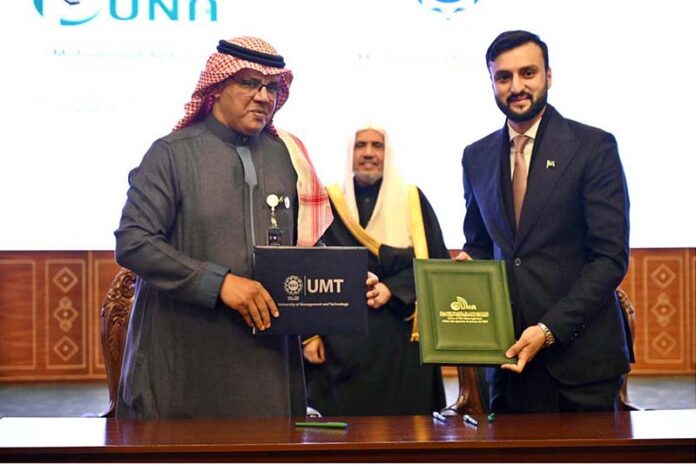 Secretary General of the Muslim World League, Sheikh Dr. Mohammed bin Abdulkarim al-Issa, witnesses Signing of International Partnership Agreements between Chairman and President of UMT Ibrahim Hasan Murad with General Manager of the Union of News Agencies of the Organization of Islamic Cooperation, Muhammad Al Yami during Closing ceremony of the International Conference Girls Education at Jinnah convention Centre