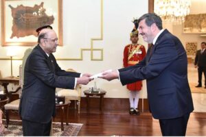 The Ambassador-designate of Oriental Republic of Uruguay, Beraldo Roque Nicola Flaniguen, presenting his diplomatic credentials to President Asif Ali Zardari
