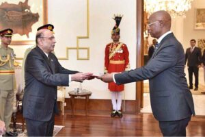 The Ambassador-designate of Angola, Mr. Julio Belarmino Gomes Maiato, presenting his diplomatic credentials to President Asif Ali Zardari at Aiwan-e-Sadr