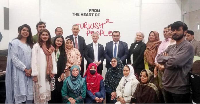 Turkish Cooperation and Coordination Agency (TİKA) has established a modern computer laboratory at the Faculty of Education in the University of Karachi, one of Pakistan’s prominent higher education institutions, established in 1951 following the country’s independence. The computer laboratory was handed over to faculty officials in a program attended by the TİKA delegation led by Dursun Ali Yaşacan, Head of the East and South Asia, Pacific, and Latin America Department, and Cemal Sangu, Consul General of the Republic of Türkiye in Karachi, as part of their opening ceremonies and meetings in Pakistan
