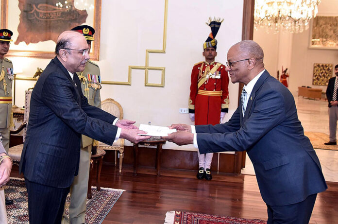 The Ambassador-designate of Jamaica, Arthur Williams, presenting his diplomatic credentials to President Asif Ali Zardari at Aiwan-e-Sadr