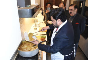 APP62-240125 KARACHI: January 24 – Sindh Governor Kamran Khan Tessori serving his handmade Haleem for ANP leader Shahi Syed at Governor House.