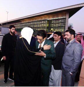 Minister for Federal Education and Professional Training Dr. Khalid Maqbool Siddiqui went to see off the Secretary General of Muslim World League H.E. Dr. Mohammad bin Abdulkarim Al-Issa at the Islamabad Airport