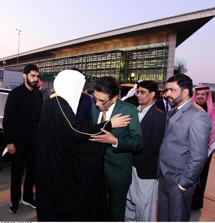 Minister for Federal Education and Professional Training Dr. Khalid Maqbool Siddiqui went to see off the Secretary General of Muslim World League H.E. Dr. Mohammad bin Abdulkarim Al-Issa at the Islamabad Airport