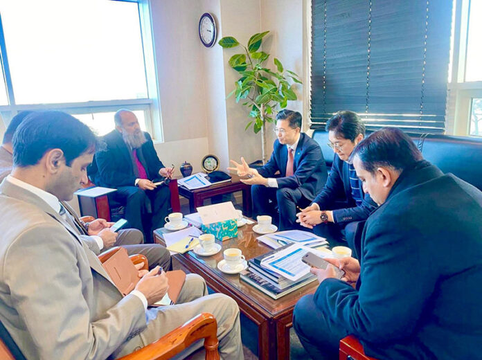 Federal Minister for Commerce Jam Kamal Khan meets UM Sung-Yong, Executive Director of the EDC Operation Group at Korea Eximbank, to discuss ongoing development projects and future collaboration