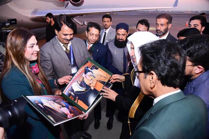 Ms Nargis Shaziya Chaudhary, Director HP, Press Information Department presenting a photo album to Secretary General of Muslim World League H.E. Dr. Mohammad bin Abdulkarim Al-Issa on the completion of his Pakistan visit at the Islamabad Airport