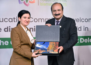 Chairman of the Prime Minister's Youth Program (PMYP), Rana Mashhood Ahmed Khan presenting souvenir and gift to the delegates during a dinner night in honour of the foreign delegates attending the Commonwealth Asia Youth Alliance (CAYA) Summit 2025, hosted by The Higher Education Commission (HEC) of Pakistan at HEC.