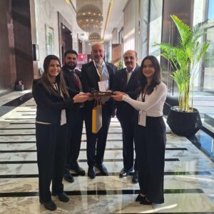 Pakistan's envoy to UEA meets Pakistani youngsters in Dubai