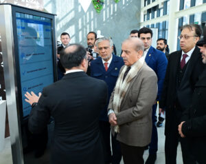 PM visit Baku's one-stop public service delivery center; vows to replicate in Islamabad