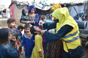 A lady health workers administer polio drops to a gypsy child in Latifabad during to the National Anti-Polio Campaign 2025.