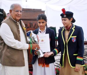 Federal Minister for Housing and works Mian Riaz Hussain Pirzada, giving away prizes to students at the 71st Founder’s Day at the Sadiq Public