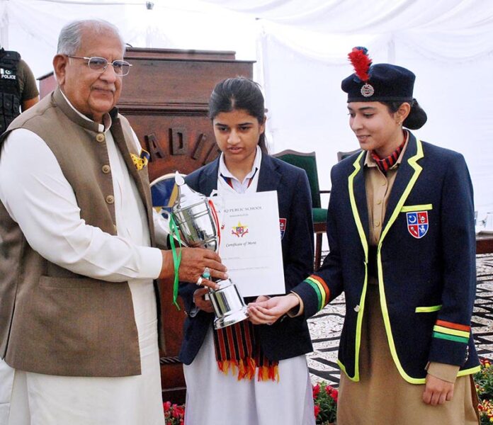 Federal Minister for Housing and works Mian Riaz Hussain Pirzada, giving away prizes to students at the 71st Founder’s Day at the Sadiq Public