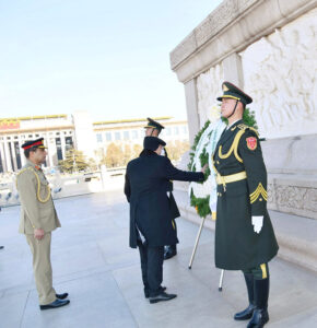 President Asif Ali Zardari laying a floral wreath in honor of the brave men and women who sacrificed their lives for China, at the Monument of the People's Heroes. 
