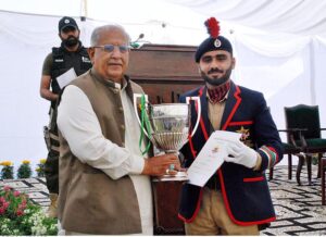 Federal Minister for Housing and works Mian Riaz Hussain Pirzada, giving away prizes to students at the 71st Founder’s Day at the Sadiq Public